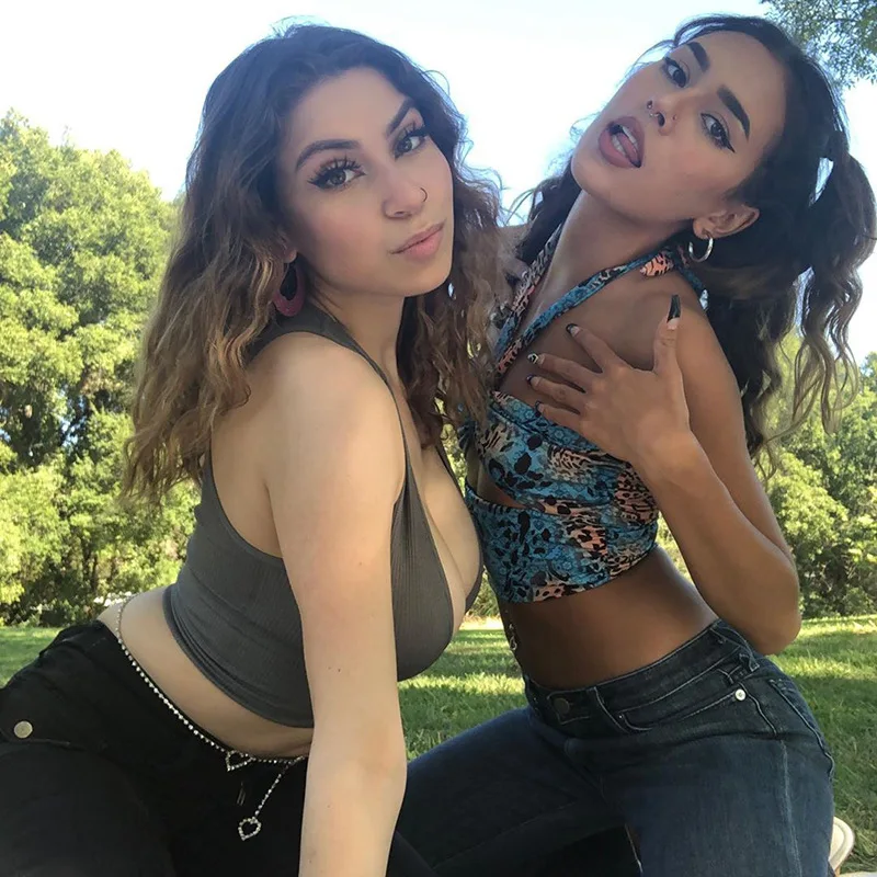 Модные камуфляжные Обрезанные Топы с вырезами в стиле панк бретельками на шее