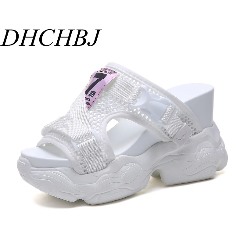 Женские шлепанцы на танкетке пляжные среднем каблуке белые уличные сандалии для