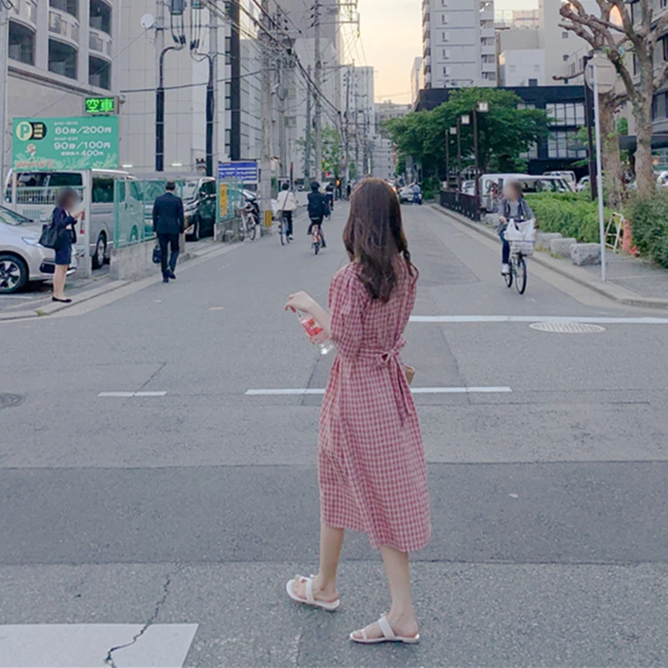 Женское длинное платье в клетку повседневное розовое с квадратным вырезом и