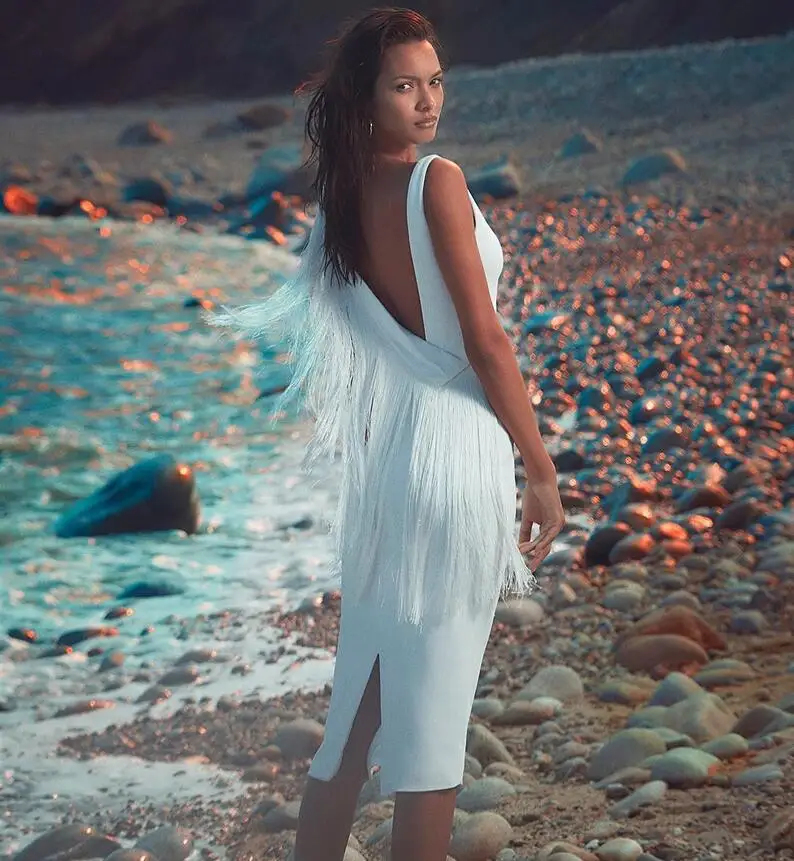 Женское облегающее платье без рукавов белое вечернее до колена с открытой спиной