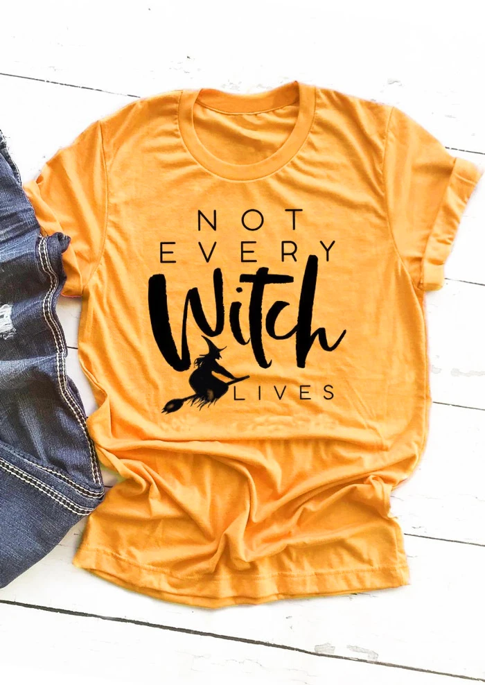 

Повседневная желтая футболка с коротким рукавом и принтом ведьмы на Хэллоуин