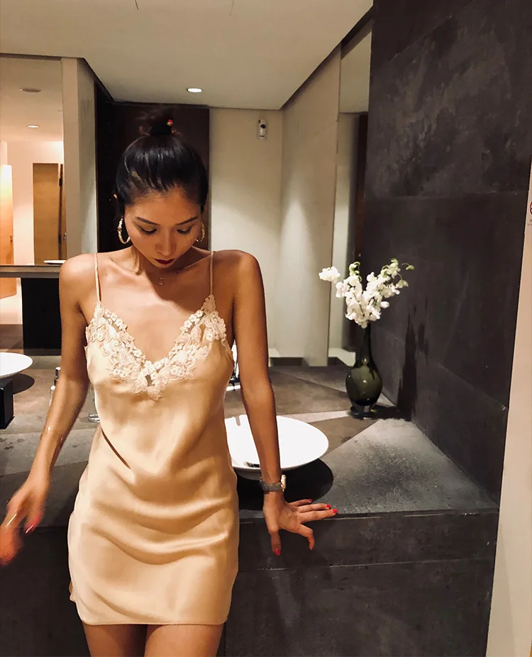 Женское шелковое мини платье с высокой талией и открытой спиной однотонное