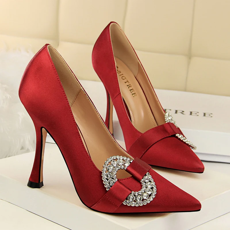 Модные атласные туфли в европейском и американском стиле на высоком каблуке с