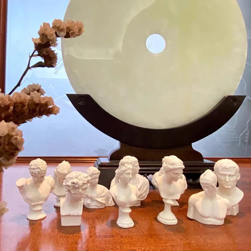 

1PC Creative New Resin Statue Home Decor European Figurine Sculpture Modern Art Character Model Kids Toys Gift Dollhouse Decor