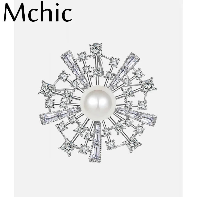 Женская брошка с инкрустацией в виде цветов жемчуга и кубического циркония