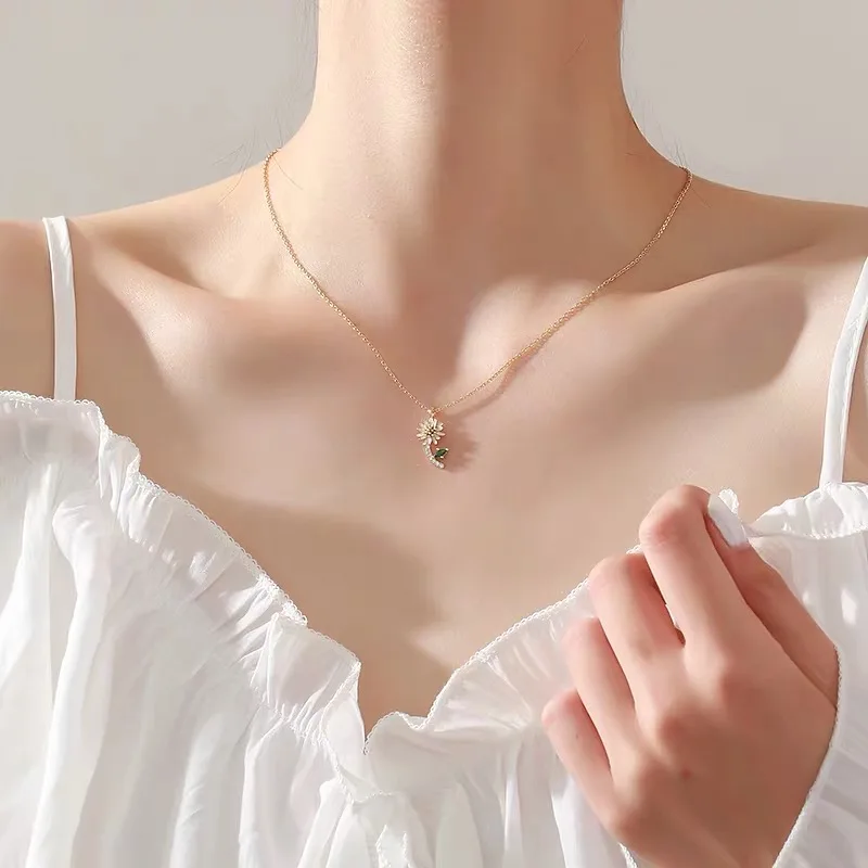 Рисунком в виде улыбающихся рожиц Цвета: золотистый Цвет ручной работы ожерелье