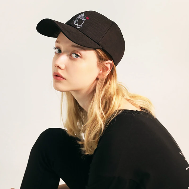 

Модные Холдинг розы в обе руки вышивка простой Стиль бейсболки для мужчин и женщин, Кепка с козырьком, туристические солнцезащитные кепки