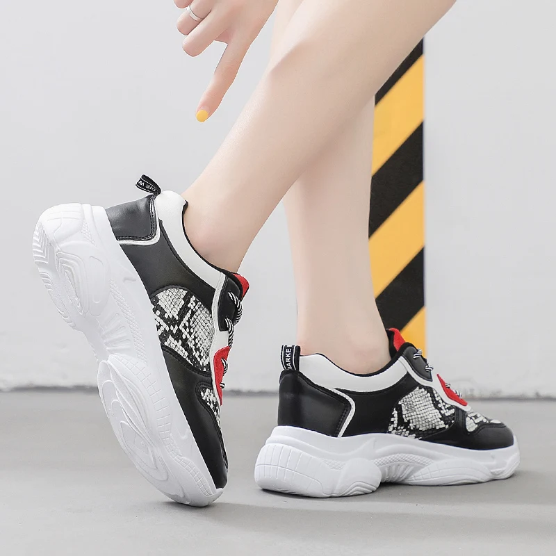 Новая Осенняя женская обувь коллекция 2019 года модные кроссовки со змеиным