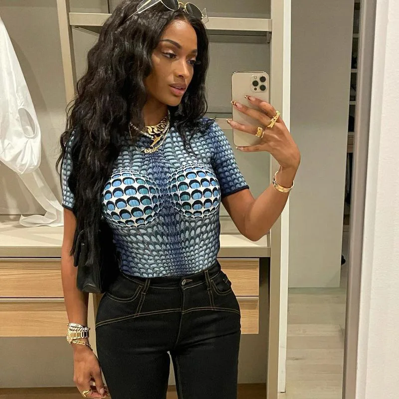 

Женская облегающая футболка с коротким рукавом, круглым вырезом и принтом змеиной кожи