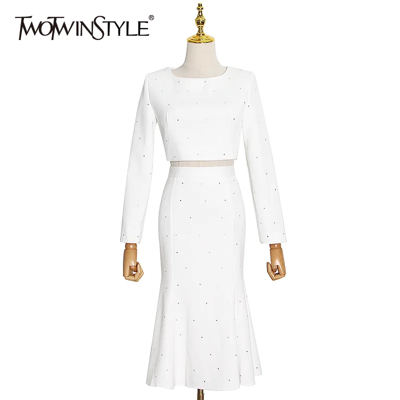 Женский костюм в горошек TWOTWINSTYLE белый повседневный составного кроя с круглым