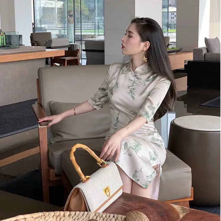 

Elegant medium length slim split print medium sleeve cheongsam