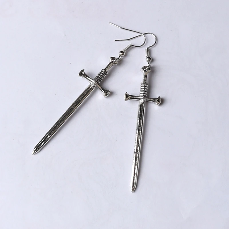 Серьги Tarot большой меч серебряного цвета эффектные руки Готический