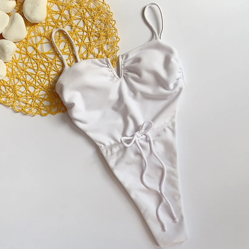 Женский цельный купальник однотонный ребристый с открытой спиной и v-образным