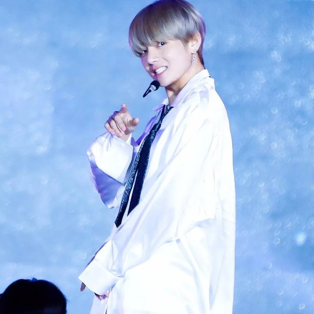 

V Kim Tae Hyu Same White Shirt Blouse Fashion Hiphop Kpop Clothes Bangtan Boys Merch Men Woman Clothing Dance Stage Costume
