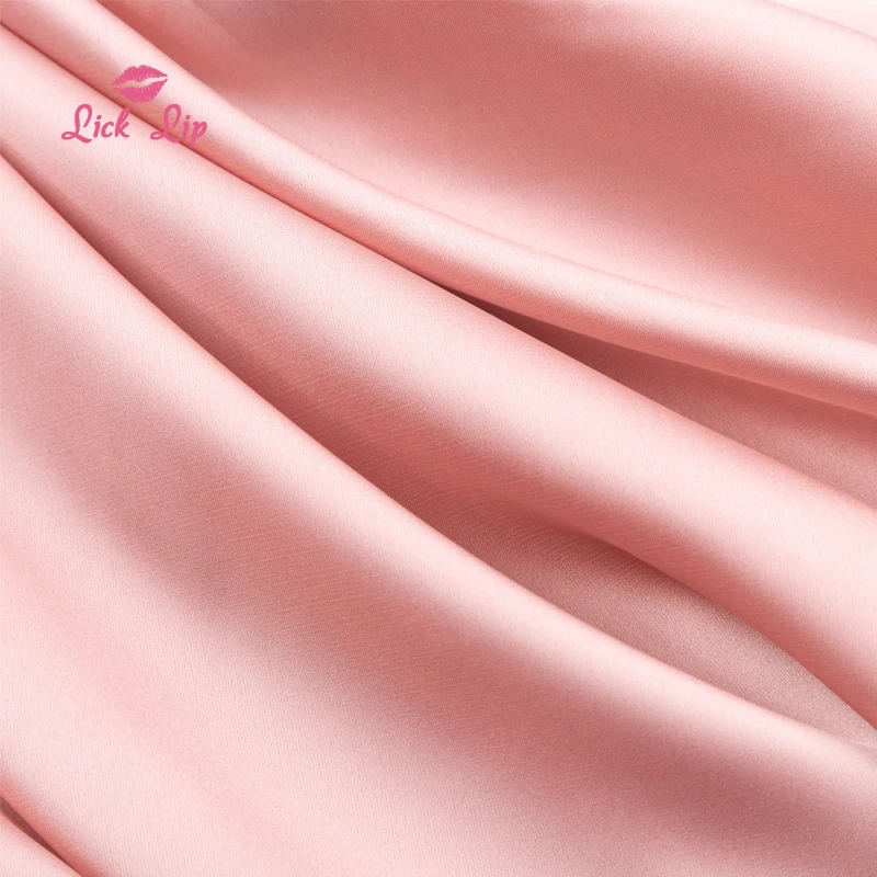 Женская шелковая ночная рубашка на бретельках с глубоким V-образным вырезом |