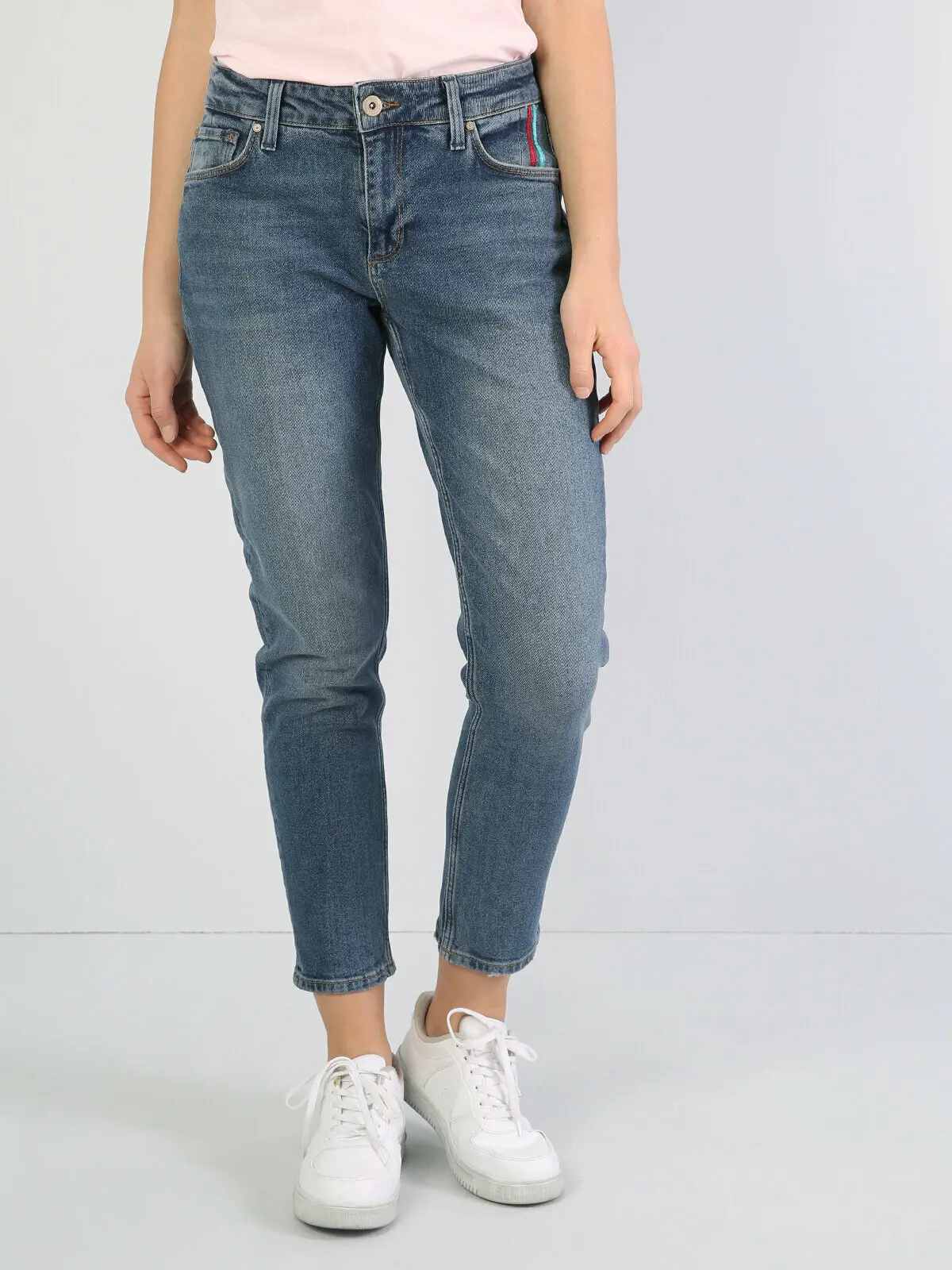 Женские облегающие джинсовые штаны с эффектом потертости Colins модель 891 года CL1042705