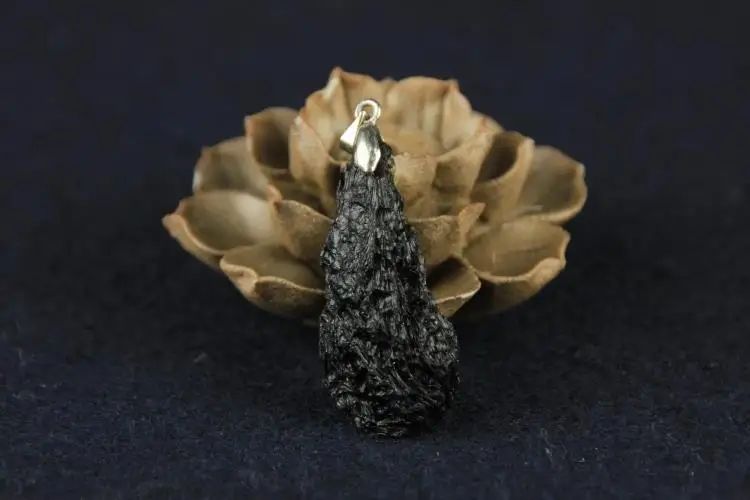 Натуральный минеральный метеорит Tektite Moldavite необычная подвеска черная