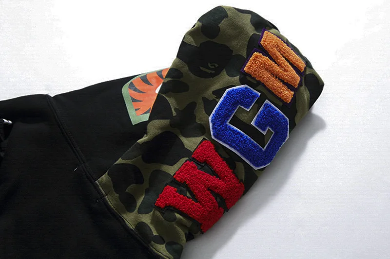 

Chao brand cotton bape classic shark embroidery camouflage stitched hat zipper Plush coat