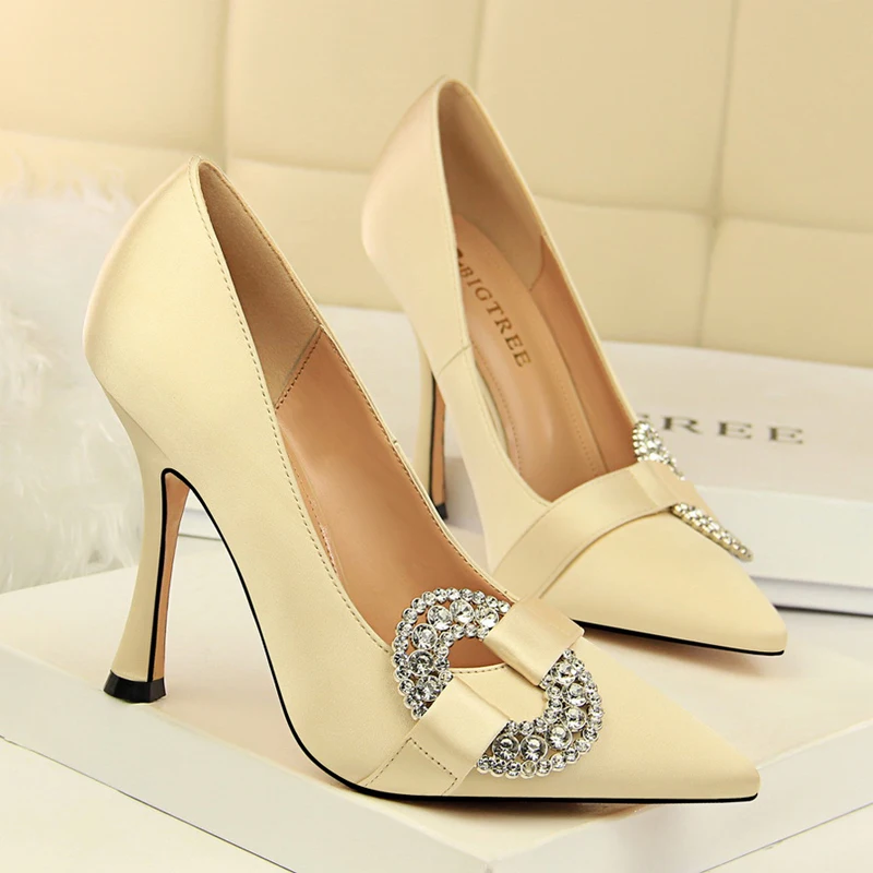 Модные атласные туфли в европейском и американском стиле на высоком каблуке с