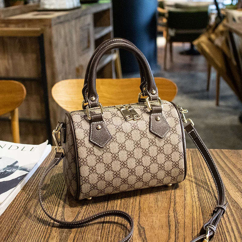 Женские сумки Boston кожаные мессенджеры с кисточками и пуговицами дизайнерские