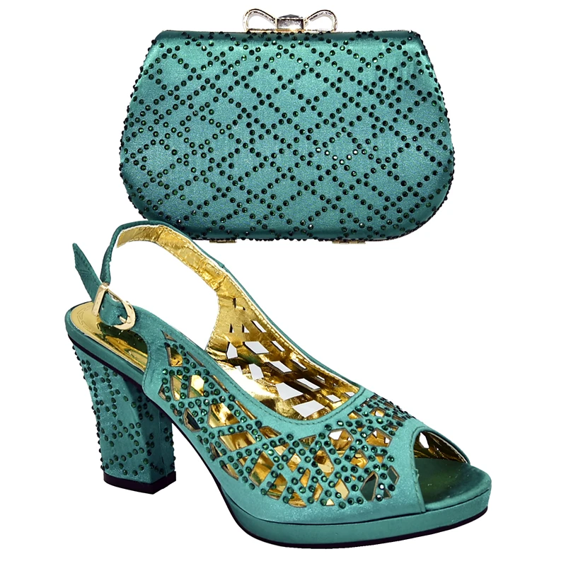 Новейший итальянский комплект из туфель и сумочки украшенный стразами Комплект