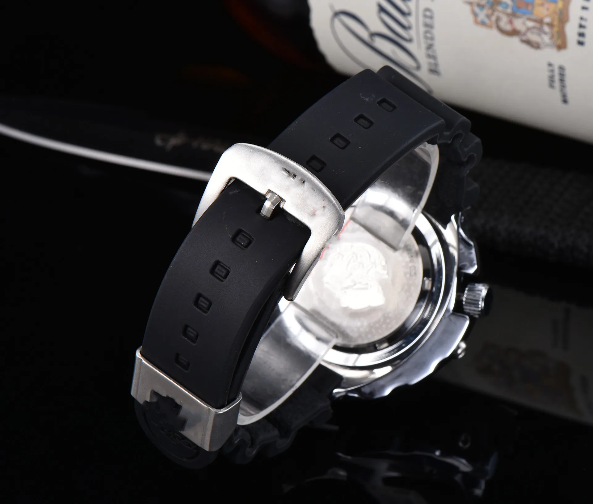 

2021 men's watch European and American carbon fiber grain fashion brand quartz watch Black pointer Sports Watch
