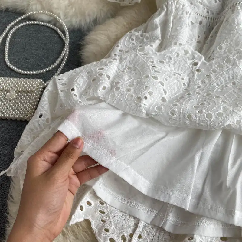 Женское кружевное платье с открытыми плечами белое ажурное мини-платье