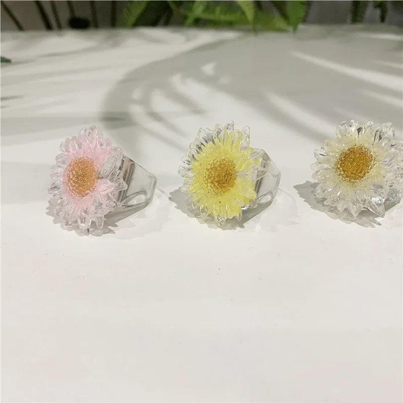 

Lovely Daisy Flower Big Ring for Women Girl Trendy Resin Jewelry Blooming Chrysanthemum White Pink Yellow Petals Party Rings