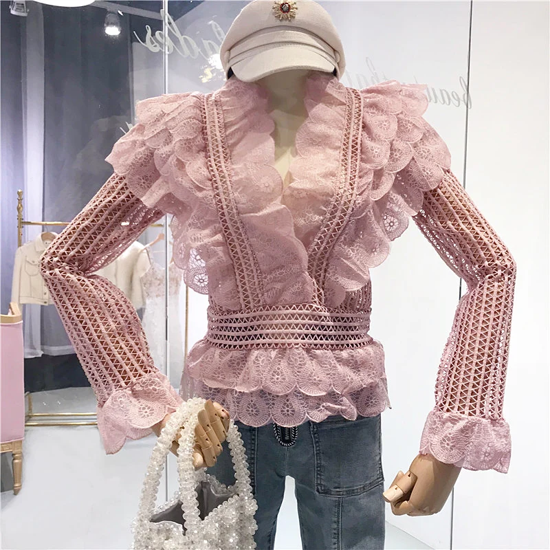 Рубашка женская розовая с рюшами весенняя кружевная вырезом треугольным