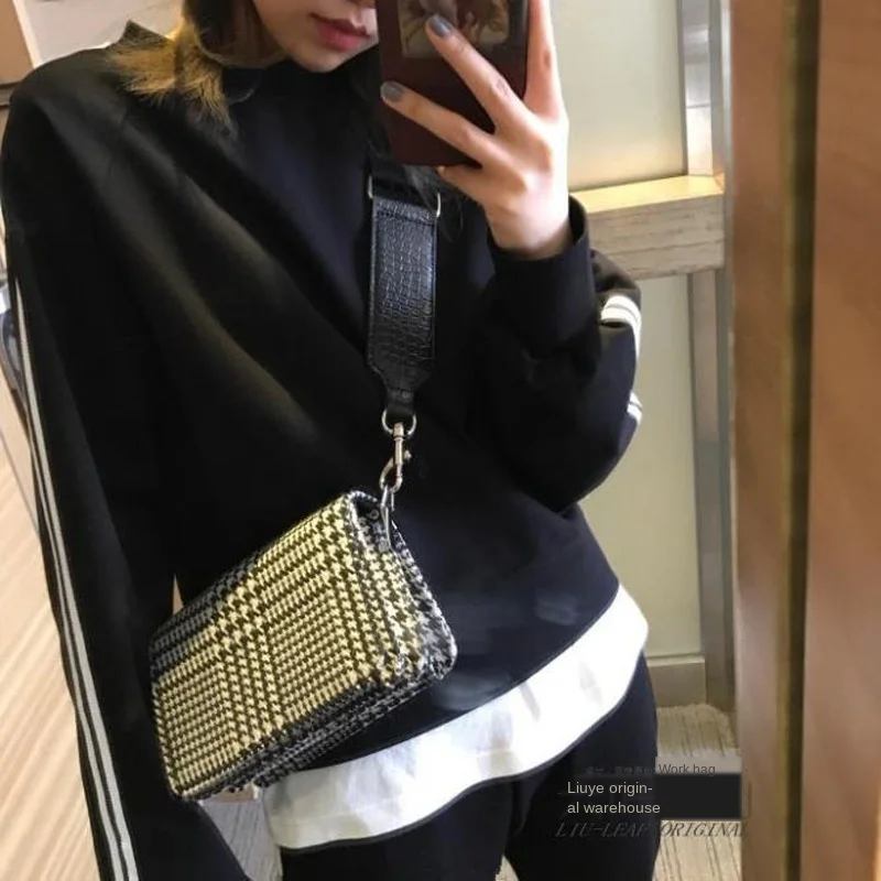 Хаундстут женская сумка широкий плечевой ремень мессенджер черно белая