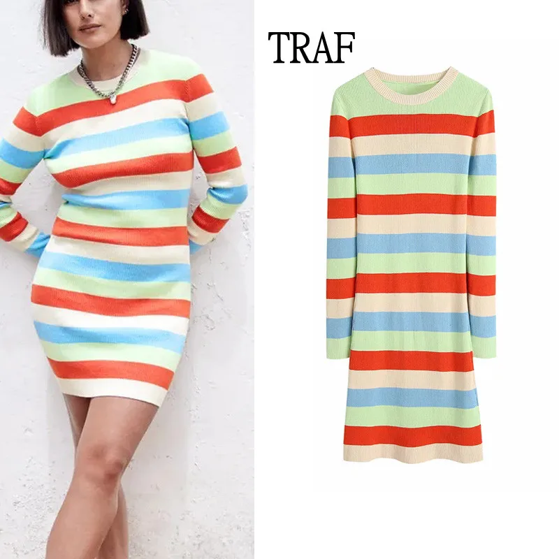 

Женское Короткое трикотажное платье в полоску, с длинным рукавом