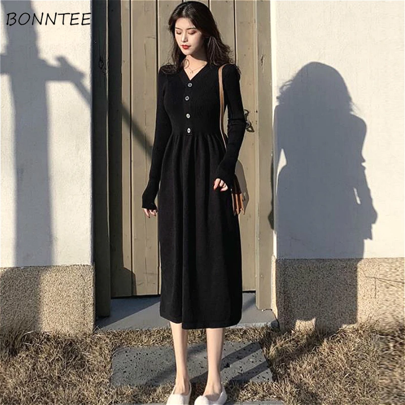 Платье женское длинное трикотажное на пуговицах с V образным вырезом и высокой