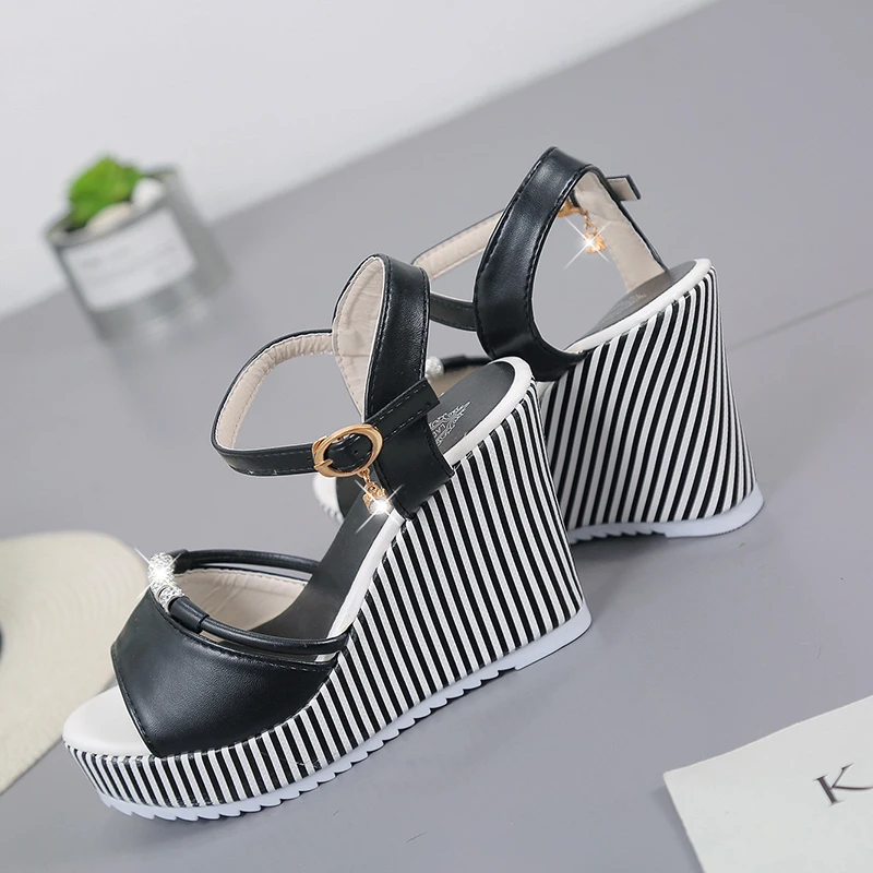 Хорошая Летние женские сандалии на танкетке/платформе Стразы водонепроницаемые