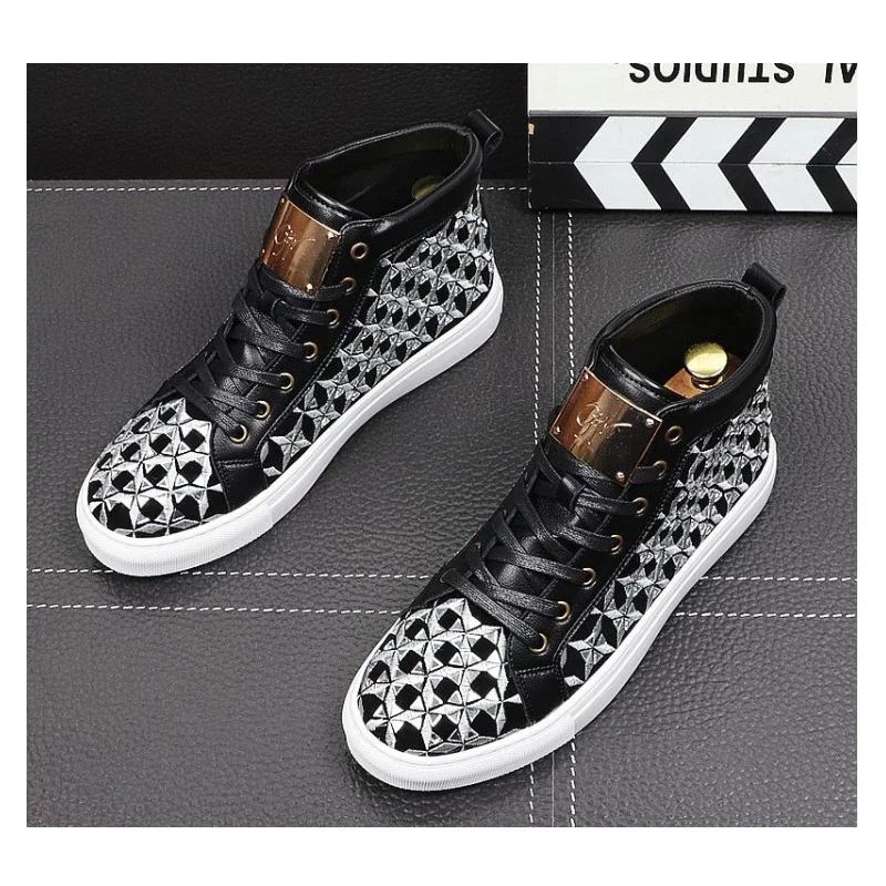 

OVXUAN Luxury British Embroidered Leather Boots Men Metal Note High Top Business Shoes Designer Casual Ankle Short Botas 2021