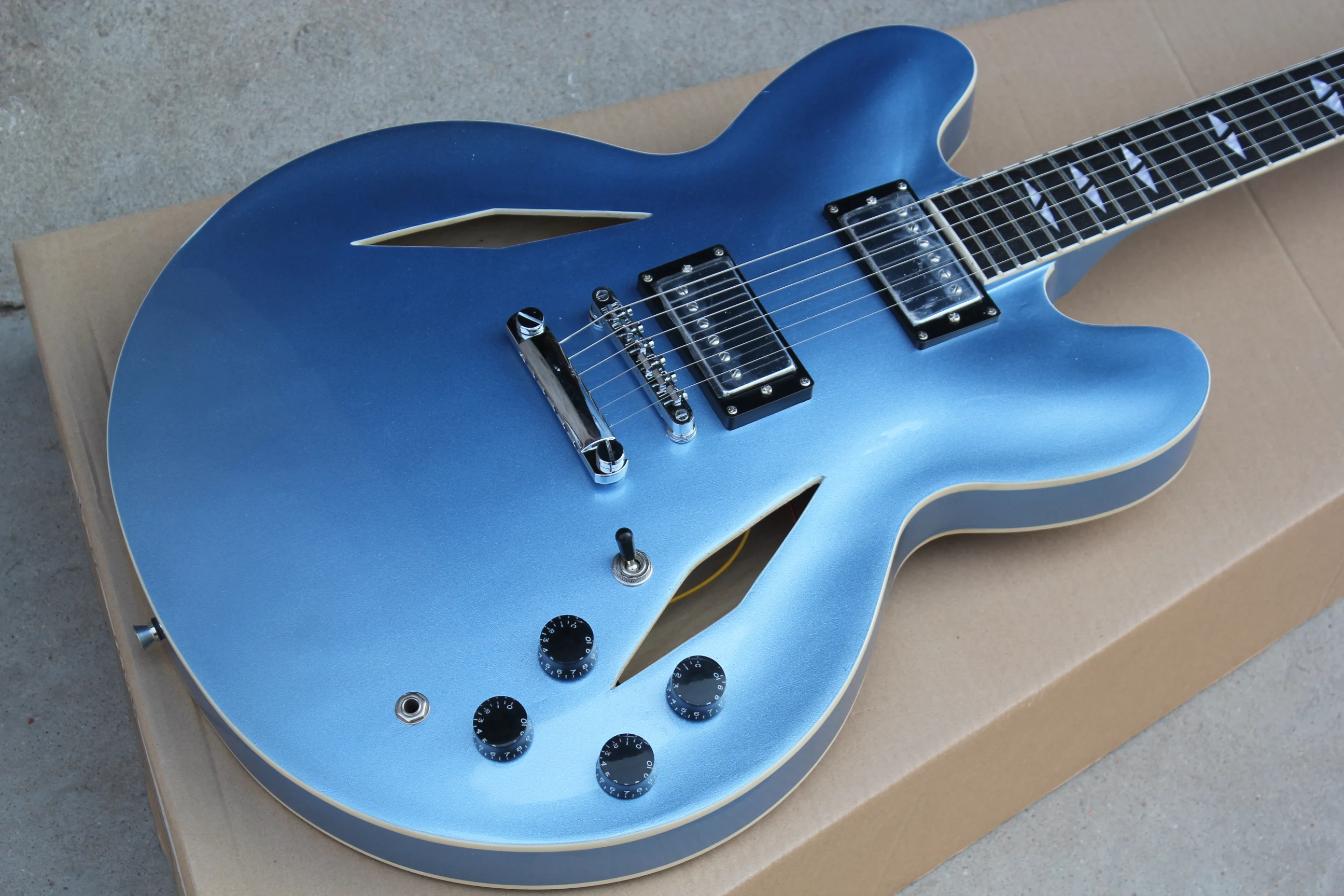 Высококачественная Заводская электрогитара Charvel с черно белыми полосками 6 струн