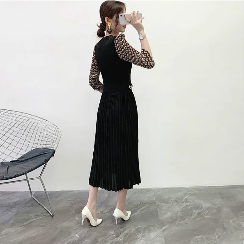

Plus Size Dress For Women 45-75kg 2020 Spring V-Neck 3/4 Sleeves Printed Patchwork Elastic Loose Miyake Pleated Dresses Midi