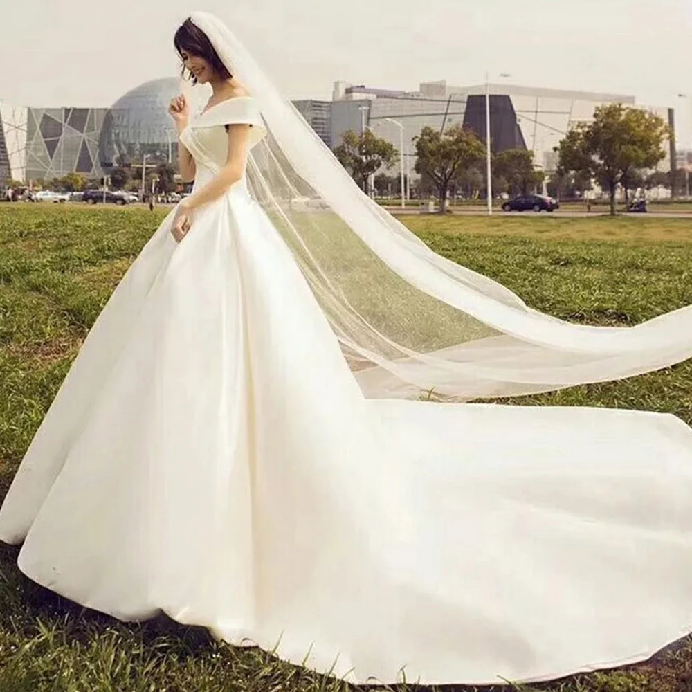 

Simple White Satin Wedding Dresses Long Train 2021 Off Shoulder V-neck Garden Chapel Bridal Gowns Formal Bride Dress