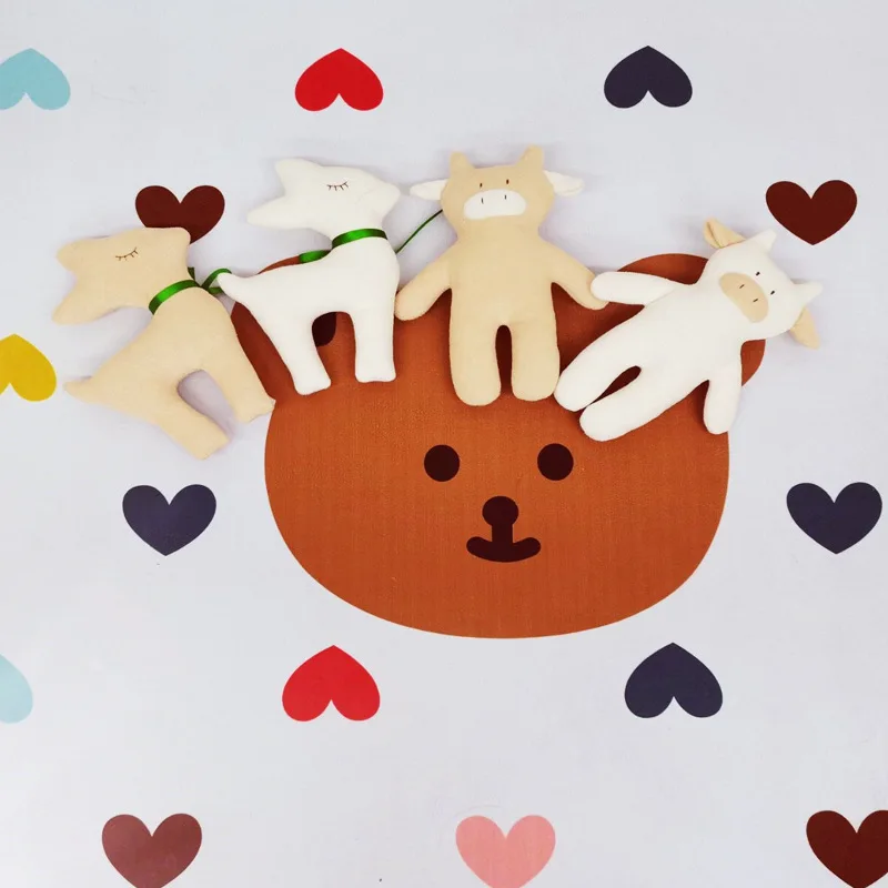 Ковер в скандинавском стиле с милыми сердечками и медведем детский нескользящий