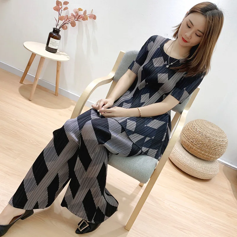 Плиссированный костюм LANMREM с принтом топ короткими рукавами + широкие брюки