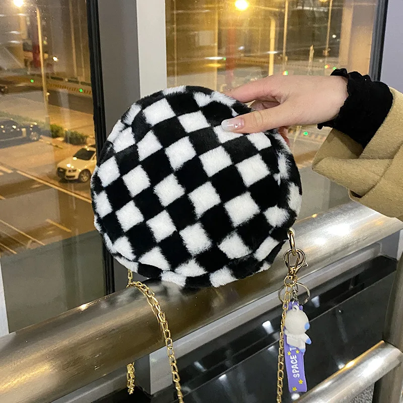 

Оптовая продажа, маленькая плюшевая круглая сумка для женщин, новинка 2021, Корейская версия, милая клетчатая сумка из овечьей шерсти с сердеч...