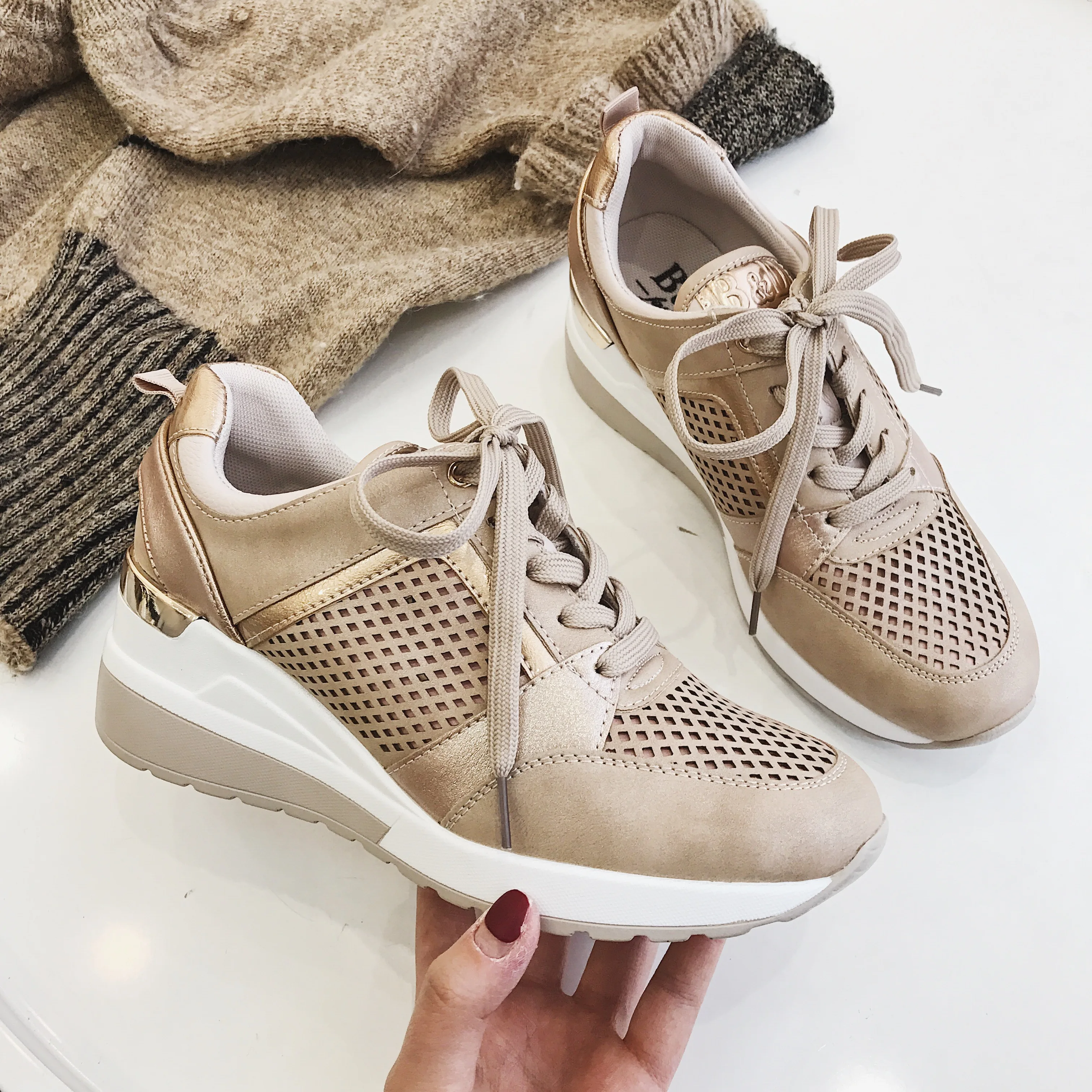 

Thick Sole Women Walking Shoes Hot Sale2020 Platform Wedge Shoes Hollow Out Lady Tennis Gold Silver Women Sneakers 6cm Height 41