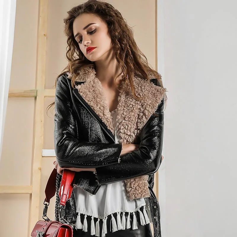 Женская кожаная куртка с отложным воротником черная теплая офисная из