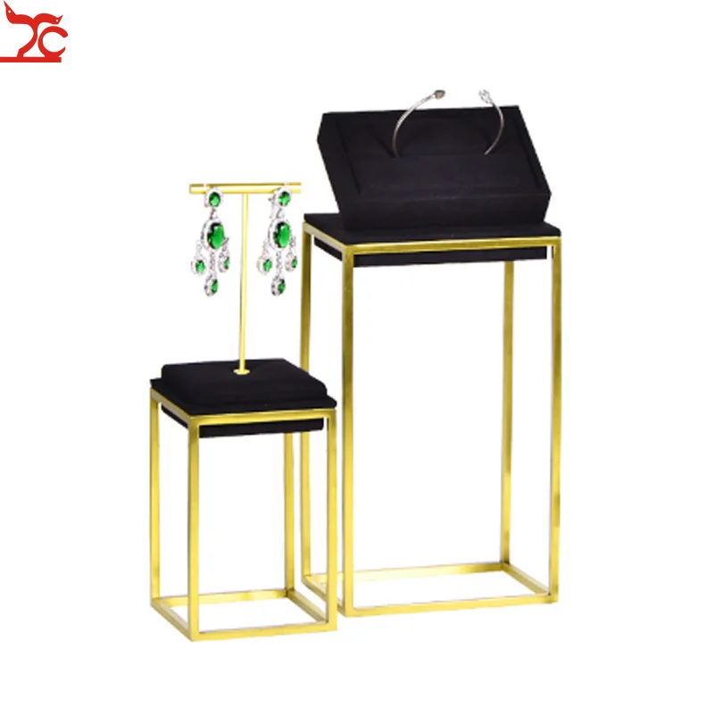 Демонстрация золотых и металлических ювелирных изделий черный бюст серьги