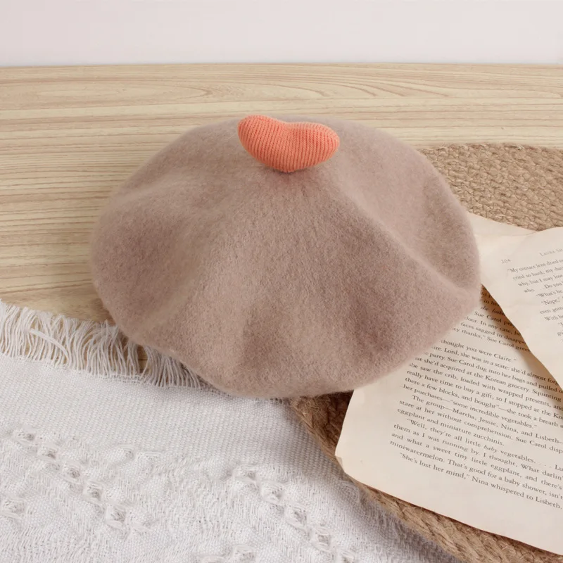 Шапка-берет детская осенне-зимняя теплая с объемными сердечками для девочек 2022 |