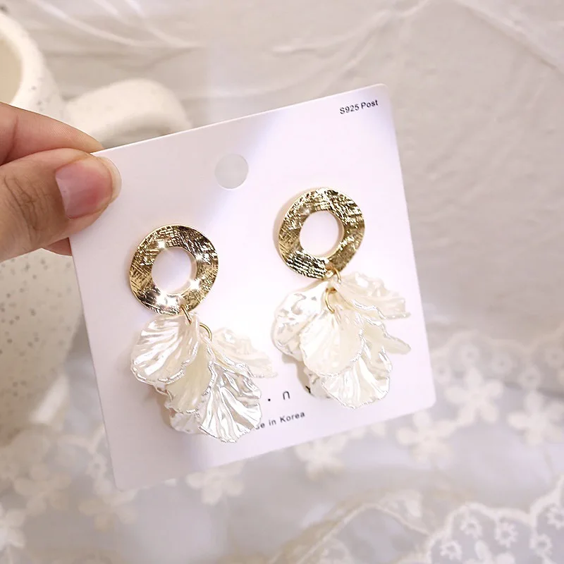 

2021 New Arrival Shell Trendy Geometric Dangle Earrings For Women Golden Shell Petal Eardrop Bohemian Drop Earrings Jewerly