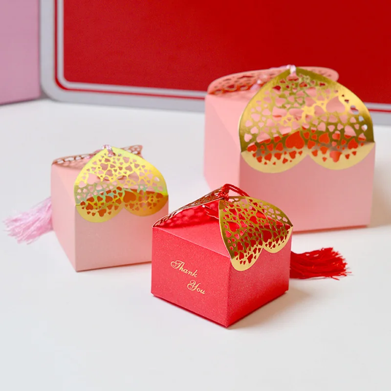 

50pcs Laser Cut Love Heart Gift Boxes Favor Wedding Candy Box Square Tassel Box Wedding Reward Candy Folding Package Box Decor