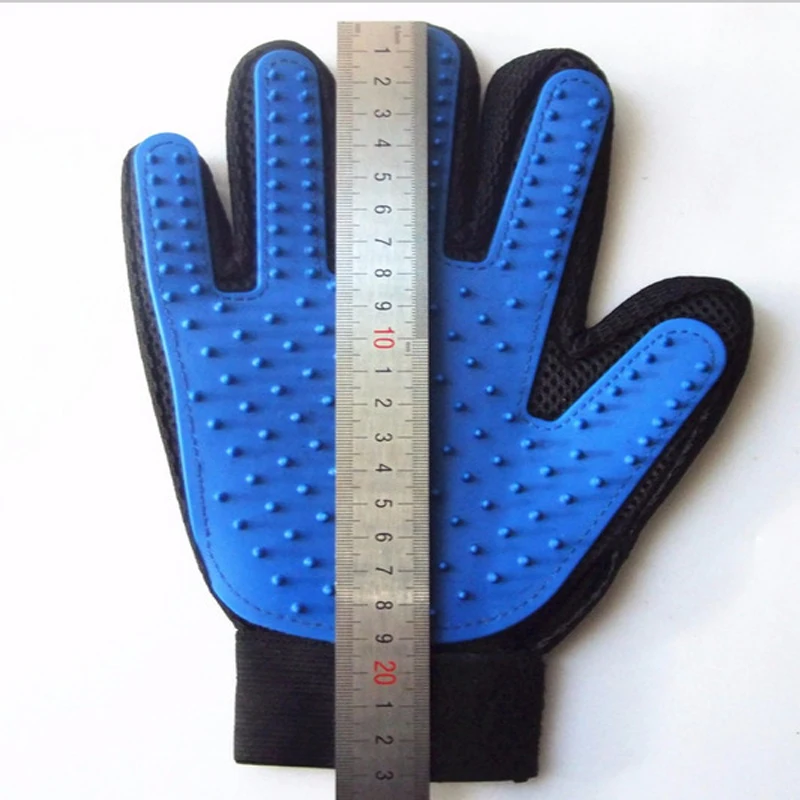 Силиконовая щетка для вычесывания собак и кошек перчатка бережного эффективного