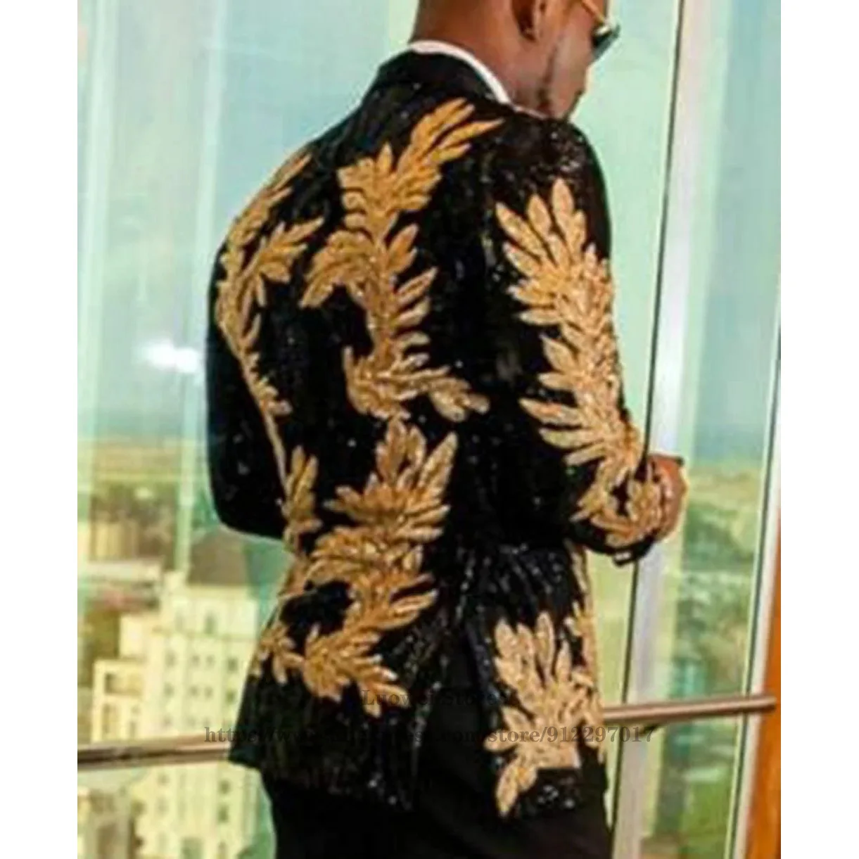 Костюмы мужские облегающие из 2 предметов с золотистой вышивкой и блестящими