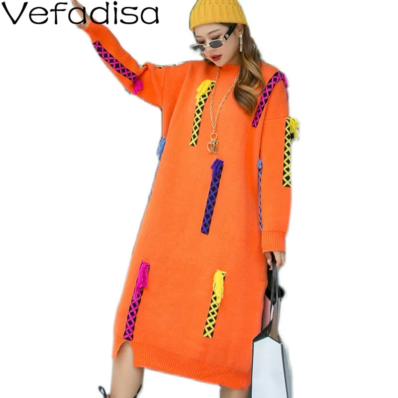 Черно-оранжевое длинное вязаное женское платье-свитер в полоску модель 2022 года
