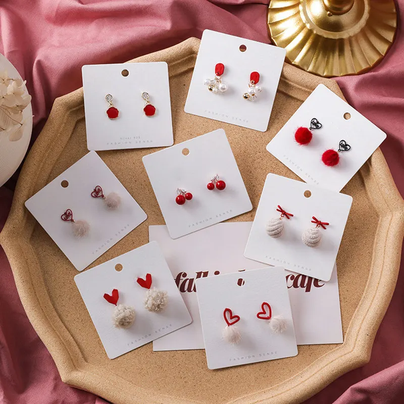 Новые модные зимние красно-белые серьги-каффы с маленьким сердечком, бантом и пушистыми шариками – аксессуары для выражения индивидуальности.